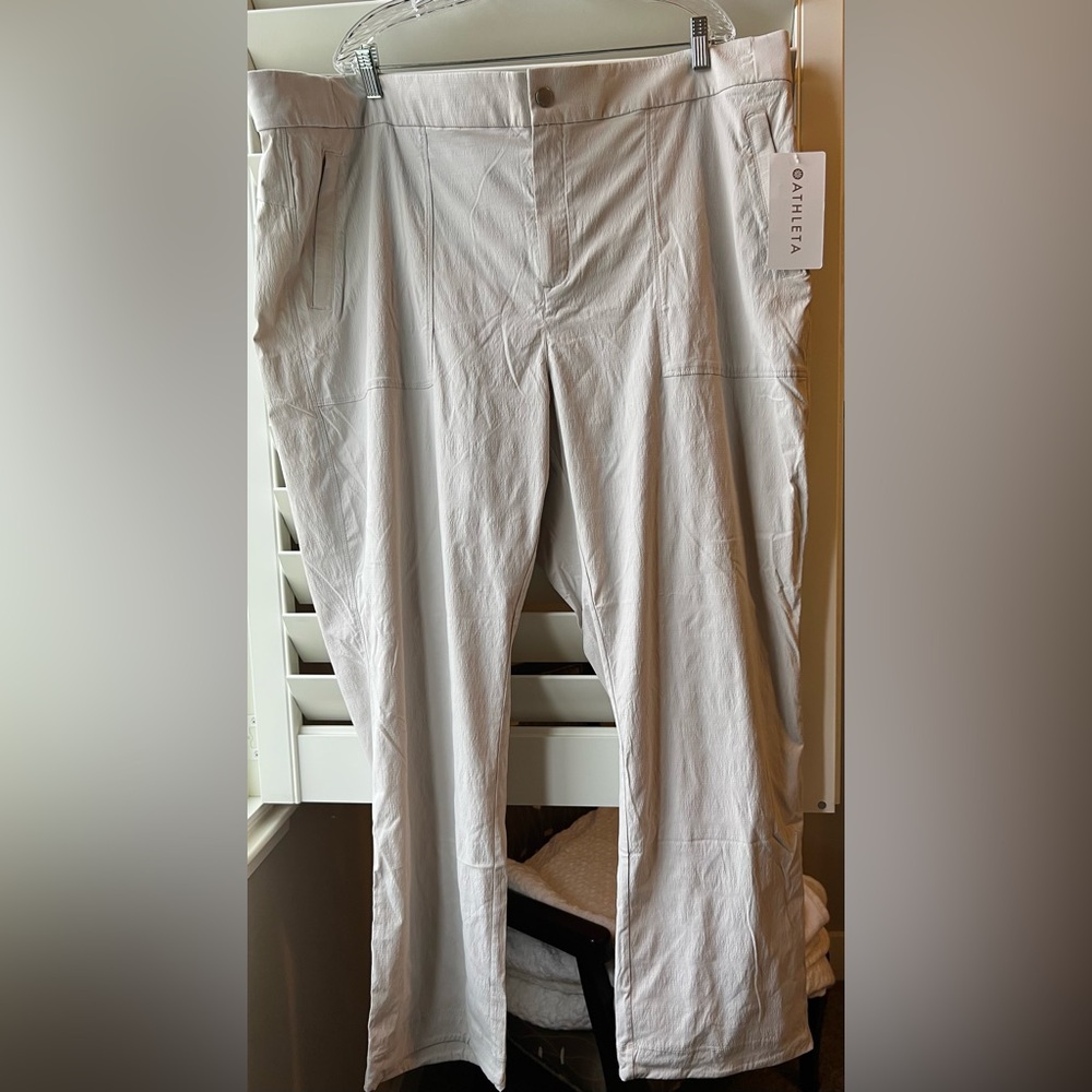 Athleta - Trekkie Hike Pant - NWT - Size 26 - Tan
- Zipper/Snap/Button closure